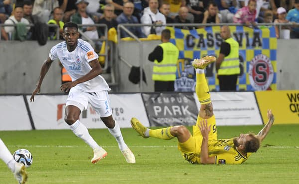 Na snímke sprava Žan Medved (Košice) a Uche Henry Agbo (Slovan)