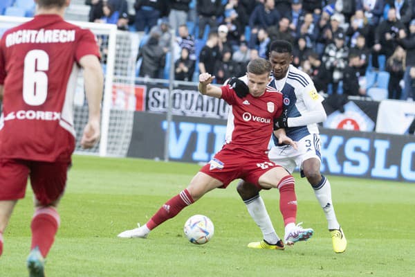 Na snímke vpravo Uche Agbo (Slovan) a vľavo Martin Rymarenko (B. Bystrica).