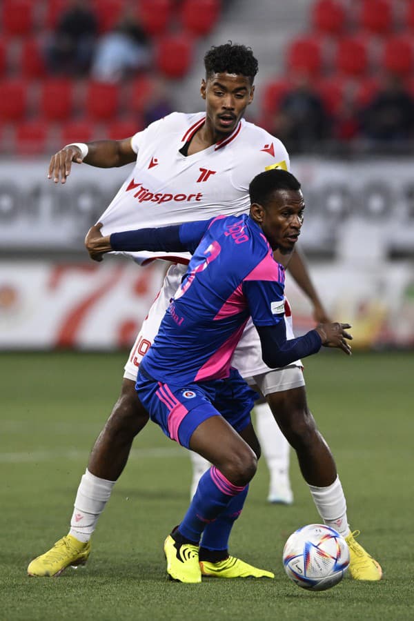 Na snímke zľava Kelvin Spencer Pires (AS Trenčín) a Uche Henry Agbo (ŠK Slovan Bratislava).