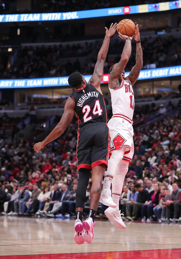 DeMar DeRozan z tímu Chicago Bulls strieľa, bráni ho Haywood Highsmith z Miami Heat