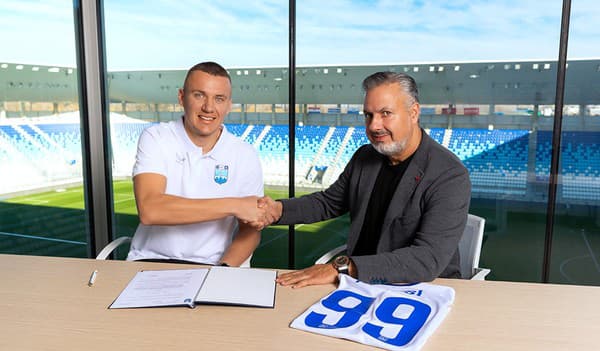 Ladislav Almási pri podpise zmluvy s chorvátskym NK Osijek.