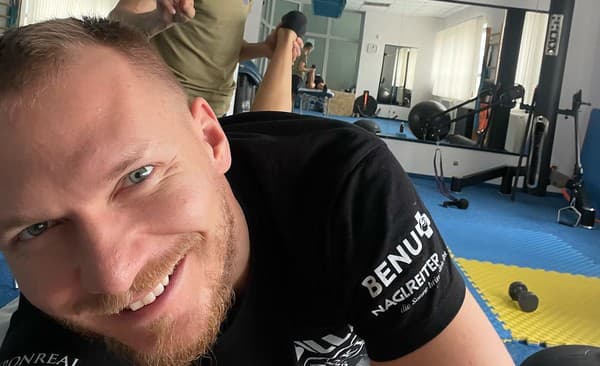 Adam každý deň rehabilituje a verí, že ešte stihne záver lyžiarskej sezóny.