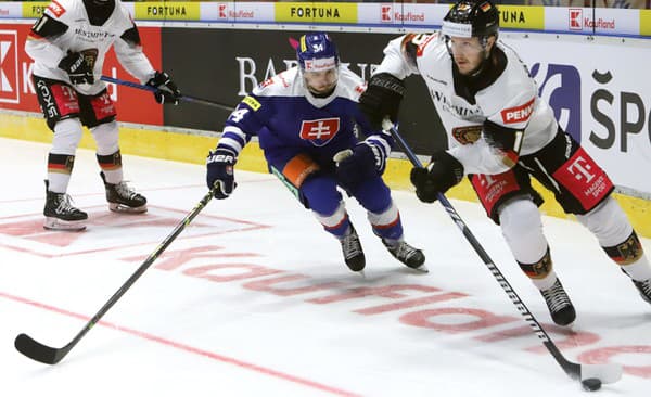 Slovenskí hokejisti v druhom zápase proti Nemecku.