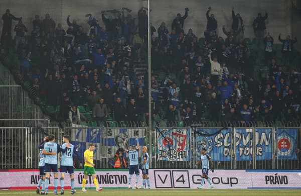 Na snímke gólová radosť hráčov a fanúšikov ŠK Slovan Bratislava.