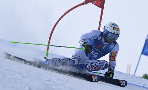 Andreas Žampa postúpil do druhého kola obrovského slalomu svetového pohára alpských lyžiarov v Bansku. 