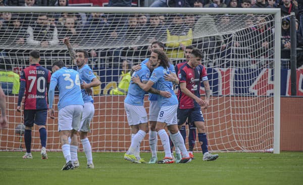 Futbalisti Lazia sa tešia po góle, vpravo sklamaný slovenský futbalista Adam Obert z Cagliari.