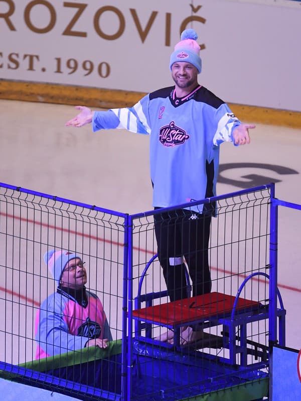 Marián Gáborík počas predstavenia novej súťaže zručností DUNK TANK v prestávke hokejovej exhibície All Star Legendy.