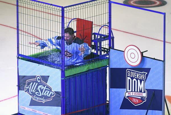 Na snímke Ján Lašák padá do vody počas predstavenia novej súťaže zručností DUNK TANK.