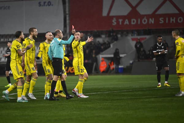 Na snímke hlavný rozhodca Michal Smolák udeľuje červenú kartu Oleksandrovi Golikovi (FC Košice) v zápase 19. kola futbalovej Niké ligy AS Trenčín – FC Košice.