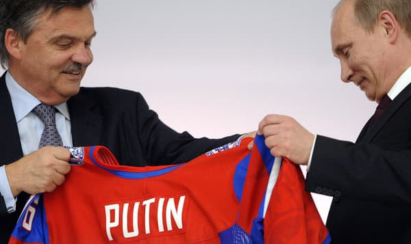 Na fotografii (zľava) bývalý prezident IIHF René Fasel a prezident Ruska Vladimir Putin.