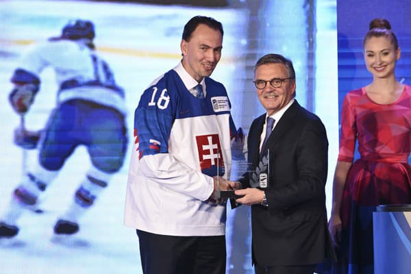 Bývalý prezident IIHF René Fasel (vpravo) po boku Miroslava Šatana.