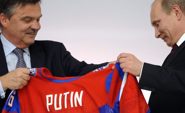 Na fotografii (zľava) bývalý prezident IIHF René Fasel a prezident Ruska Vladimir Putin.