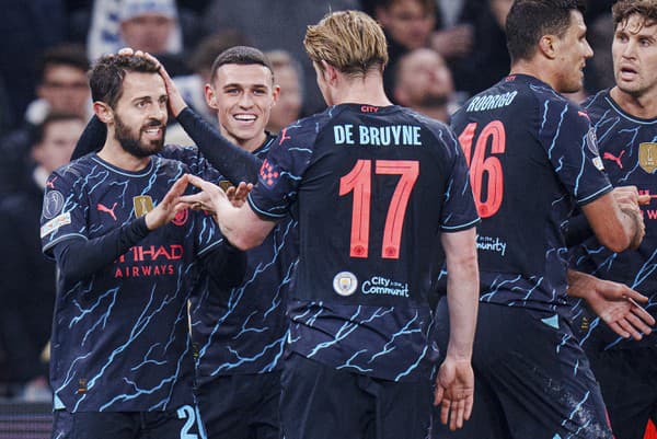 Futbalista Manchestru City  Bernardo Silva (vľavo) sa teší so spoluhráčmi po strelení gólu.