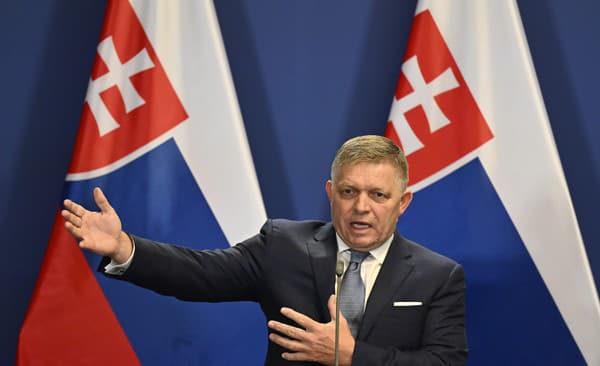 Na slovenského premiéra Róberta Fica bol po mítingu v Handlovej spáchaný atentát.