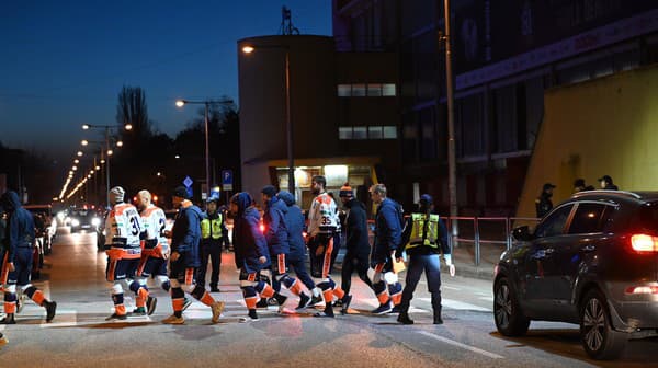 Všetci museli opustiť priestory štadióna a v pohotovosti boli aj záchranné zložky.