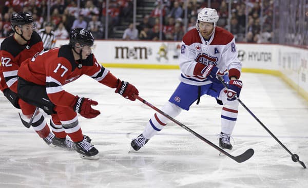 Slovenský obranca Šimon Nemec (vľavo) z New Jersey Devils.