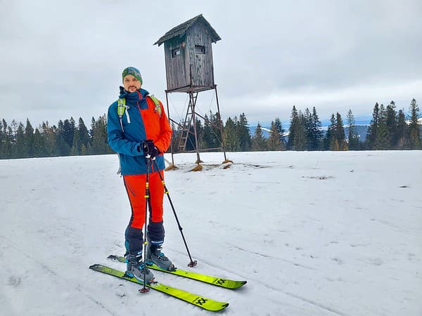 Momentálne sa na striedačku vrátiť neplánuje a oddychuje najmä na lyžiach v horách.