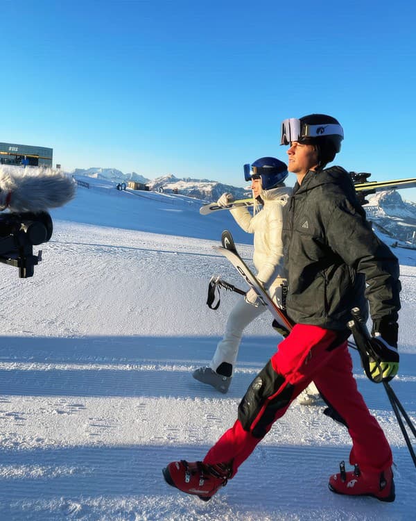 Lindsey a Jannik si spoločné šantenie na lyžiach užili.
