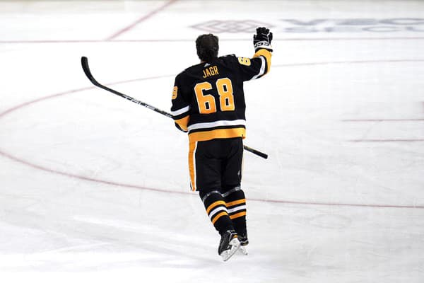 Bývalý hokejista a kapitán Pittsburghu Penguins Jaromír Jágr máva divákom po rozcvičke a slávnostnom vyvesení svojho dresu s číslom 68.