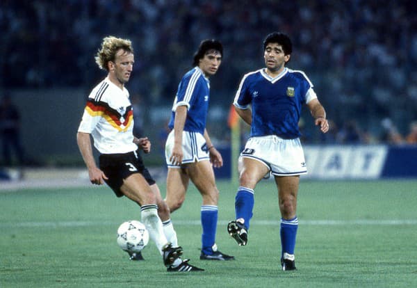 Andreas Brehme (vľavo) počas finále MS 1990 proti Argentíne.