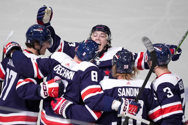 Hokejista Washingtonu Capitals Alex Ovečkin (8) sa teší so spoluhráčmi po strelení gólu