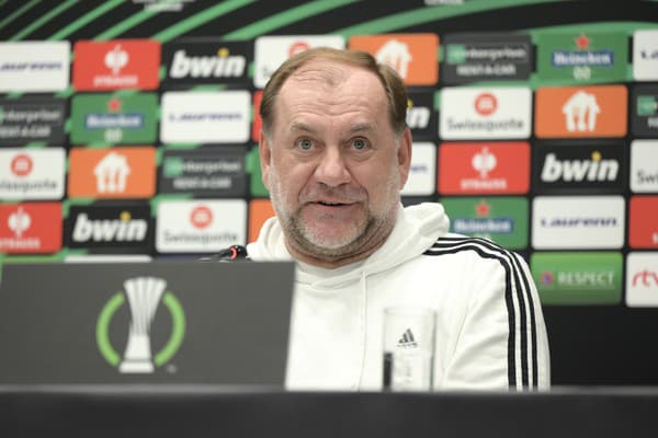 Na snímke tréner ŠK Slovan Bratislava Vladimír Weiss st. počas tlačovej konferencie.