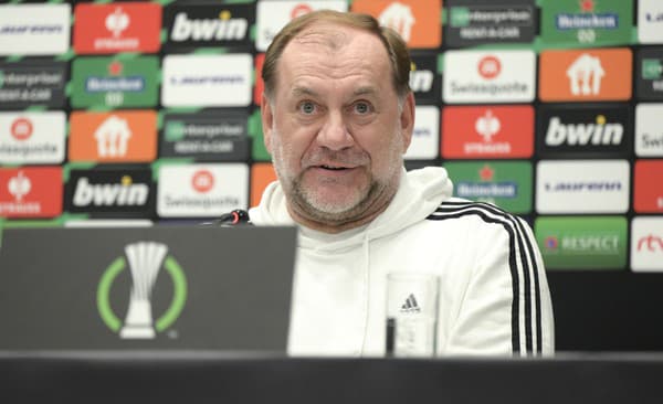 Na snímke tréner ŠK Slovan Bratislava Vladimír Weiss st. počas tlačovej konferencie.