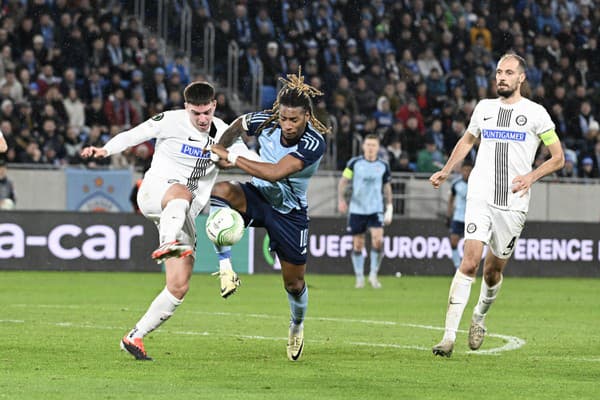 Na snímke uprostred Cesar Blackman (Slovan) a vľavo Max Johnston (Graz)  v odvete play off o osemfinále Európskej konferenčnej ligy (EKL) vo futbale ŠK Slovan Bratislava - Sturm Graz.