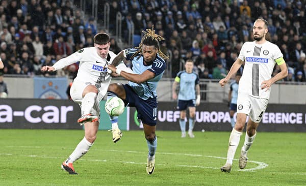 Na snímke uprostred Cesar Blackman (Slovan) a vľavo Max Johnston (Graz)  v odvete play off o osemfinále Európskej konferenčnej ligy (EKL) vo futbale ŠK Slovan Bratislava - Sturm Graz.