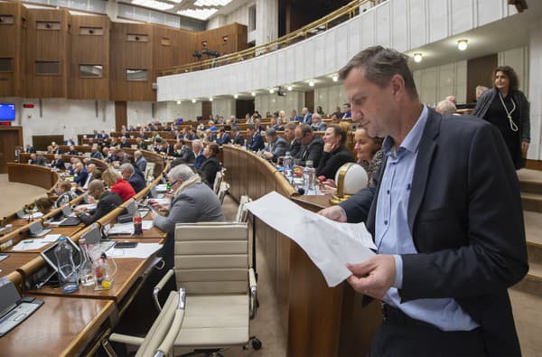 Karol Kučera v úlohe poslanca NRSR.