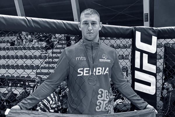 Srbský MMA zápasník Stefan Savič podľahol zraneniam v nemocnici.