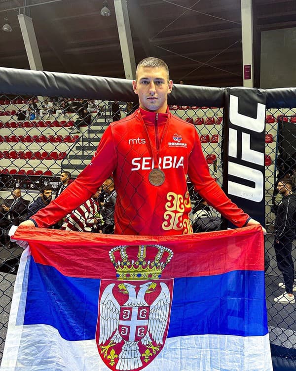 MMA zápasník Stefan Savič získal bronz na MS.