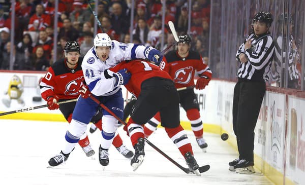 Mitchell Chaffee (Tampa Bay) a Šimon Nemec (New Jersey) v súboji o puk.