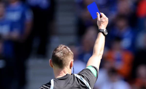 Takúto výbavu môžu mať po sobote futbaloví arbitri. Budú sa vedieť dobre rozhodnúť?