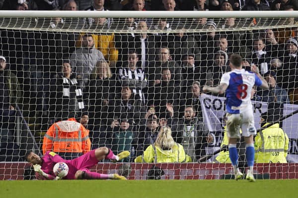 Slovenský brankár Martin Dúbravka sa blysol v penaltovom rozstrele. 