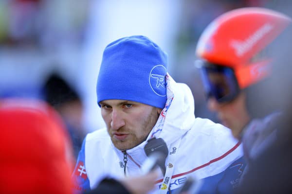 Na snímke kondičný tréner slovenskej lyžiarky Petry Vlhovej Simon Klimčík poskytuje rozhovor v cieli prvého kola obrovského slalomu Svetového pohára žien v slovinskom Maribore.