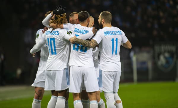 Na snímke futbalisti Slovana sa tešia po strelení vyrovnávajúceho gólu na 1:1 v prvom zápase play off o osemfinále Európskej konferenčnej ligy