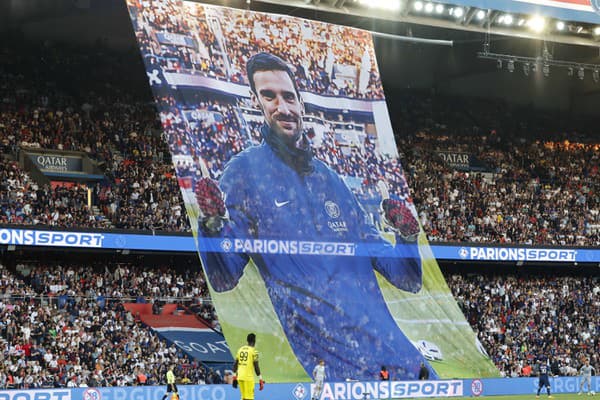 Futbalový brankár Paris St. Germain Sergio Rico sa po mesiaci v kóme vracia.