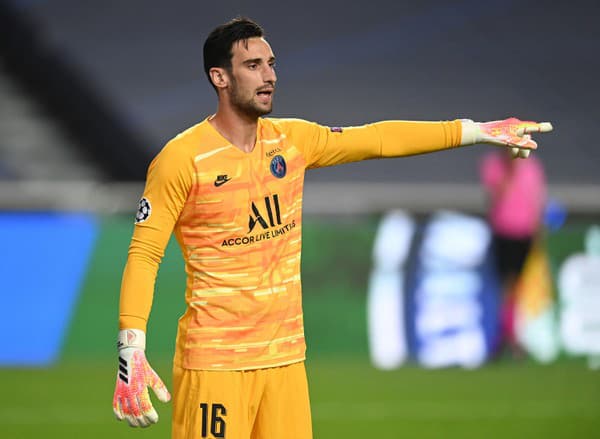 Futbalový brankár Paris St. Germain Sergio Rico sa po mesiaci v kóme vracia.