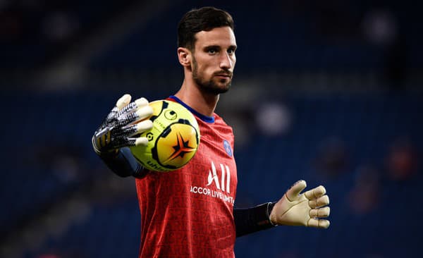 Futbalový brankár Paris St. Germain Sergio Rico sa po mesiaci v kóme vracia.