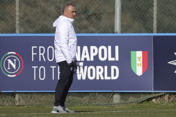 Tréner Francesco Calzona na lavičke SSC Neapol. 