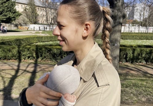 V náručí drží synčeka Julka.