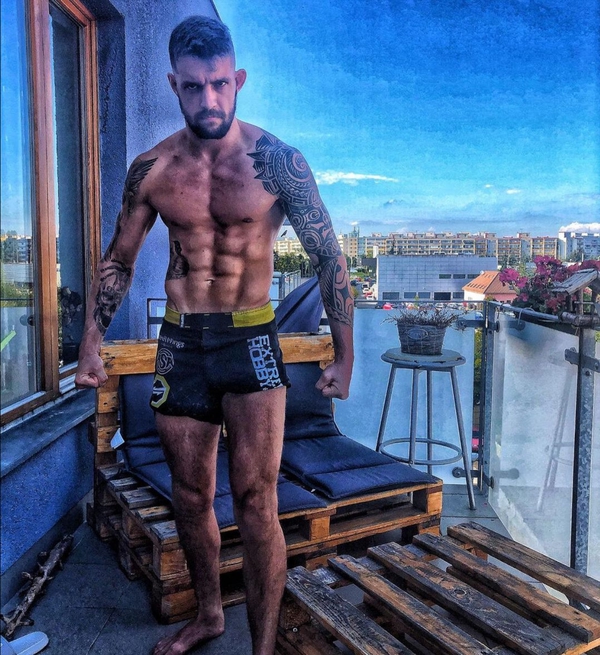 Český bojovník MMA Jaroslav Jartim