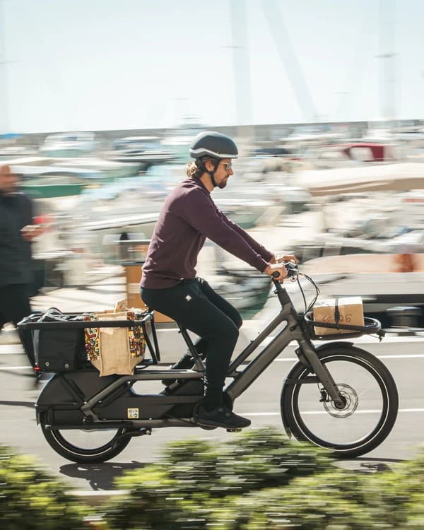 Legendárny cyklista alebo poslíček? Sagan vždy dokáže niečím prekvapiť.