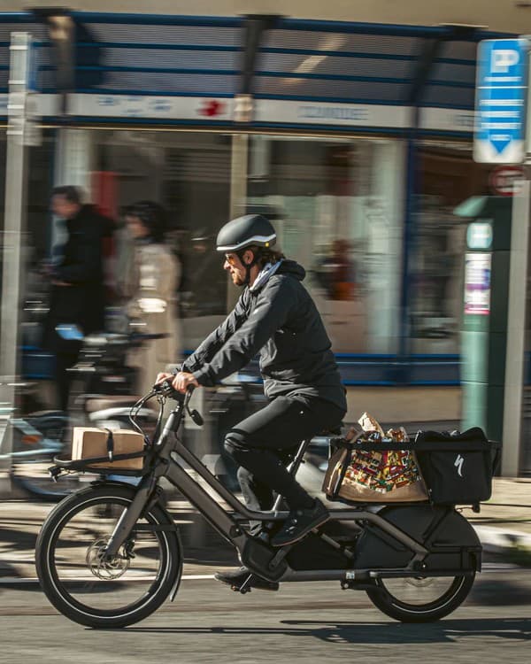 Legendárny cyklista alebo poslíček? Sagan vždy dokáže niečím prekvapiť.