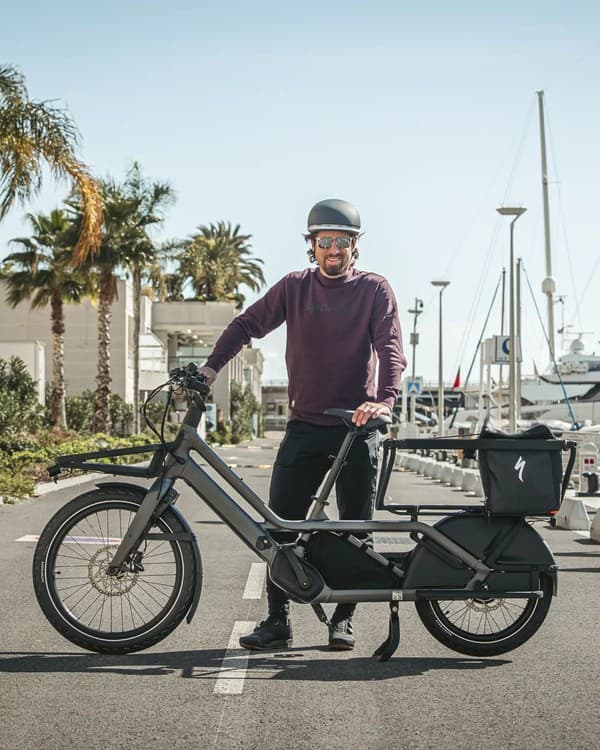 Legendárny cyklista alebo poslíček? Sagan vždy dokáže niečím prekvapiť.