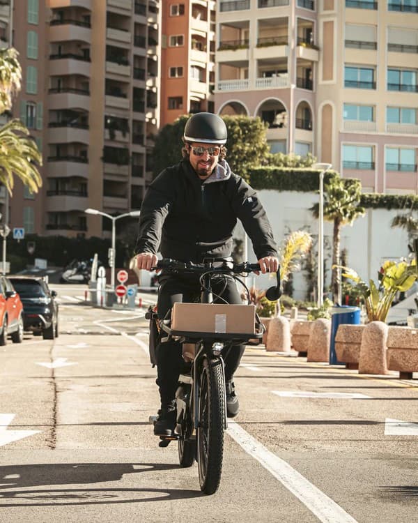 Legendárny cyklista alebo poslíček? Sagan vždy dokáže niečím prekvapiť.