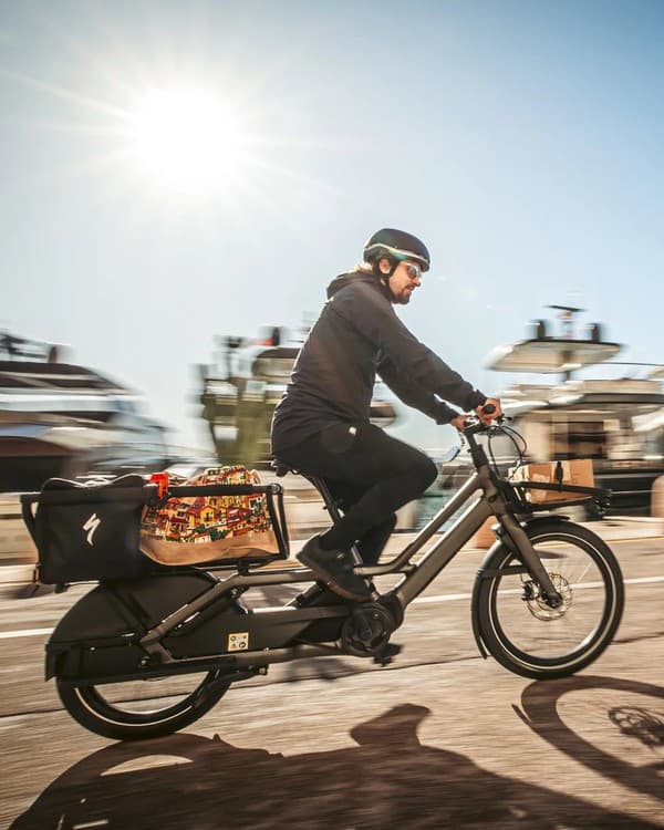 Legendárny cyklista alebo poslíček? Sagan vždy dokáže niečím prekvapiť.