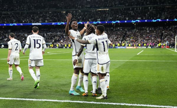 Real Madrid oslavuje gól.