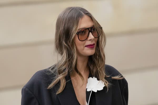 Maria Šarapovová na akcii Fashion Week v Paríži zmenená na nepoznanie.